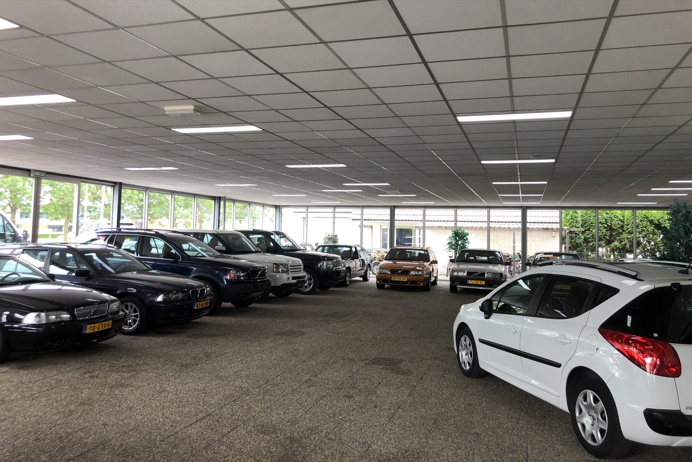 De showroom van Autobedrijf Bunt vol auto's