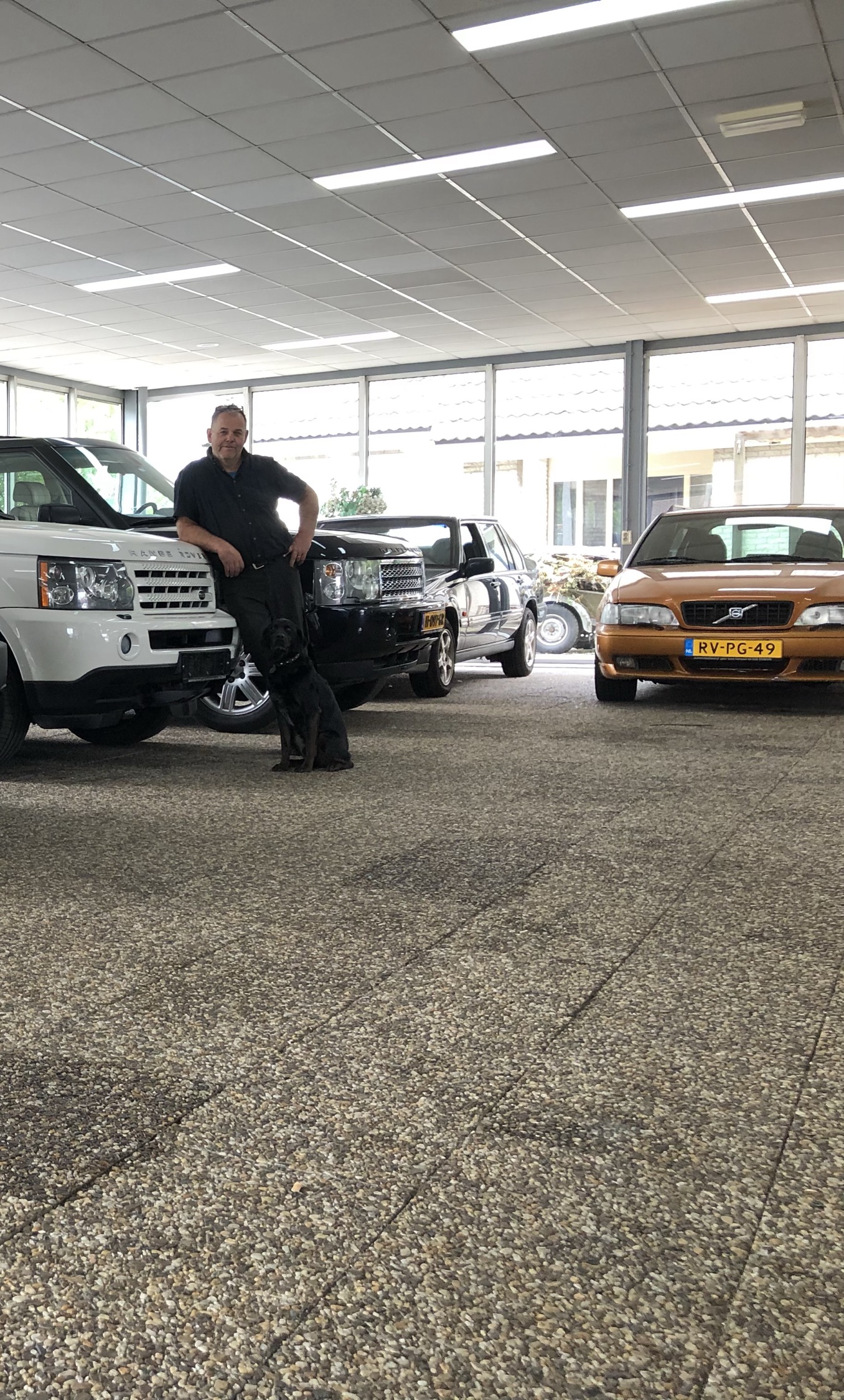 Anno Bunt en Rusty in de showroom