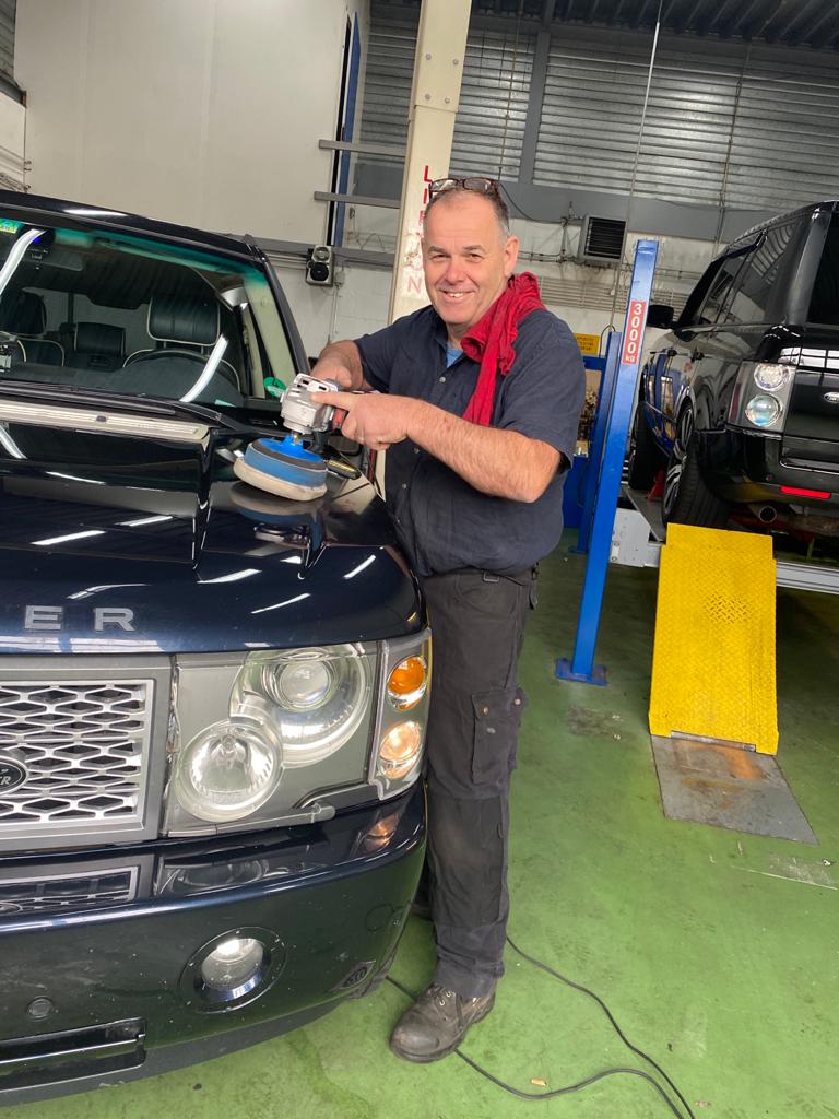 Anno Bunt poetst de motorkap van een Range Rover