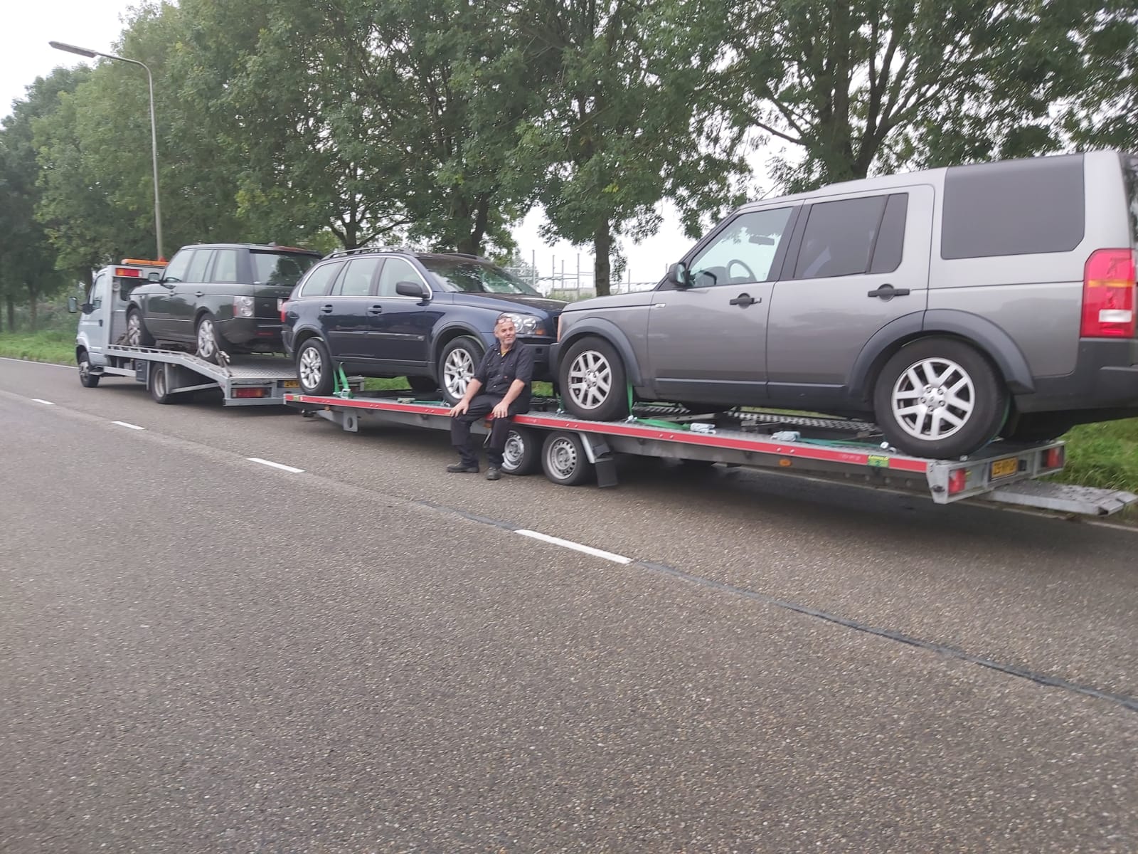 Anno Bunt op de autotransporter met een Range Rover, een Volvo XC90 en een Land Rover Discovery